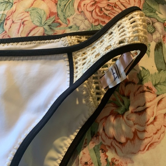 NWT Victoria Secret Elegant White and Black Bikini Bottom Size Large - Picture 4 of 12